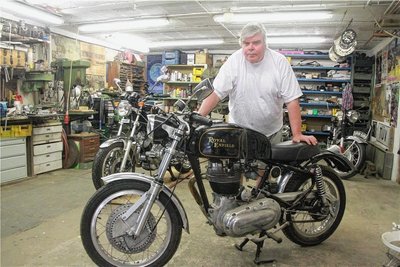 Der Plauener Alfred Mühlberg, Bäckermeister im Ruhestand, organisiert an diesem Wochenende das Treffen für Freunde und Besitzer englischer Motorräder in Waldfrieden. Im Bild zeigt er sein Motorrad der Marke Royal Enfield.