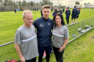 Andreas Wehner (links) und Ehefrau Denis mit dem Mittelfeldspieler Erik Majetschak beim Trainingslager des FC Erzgebirge Aue in Belek.