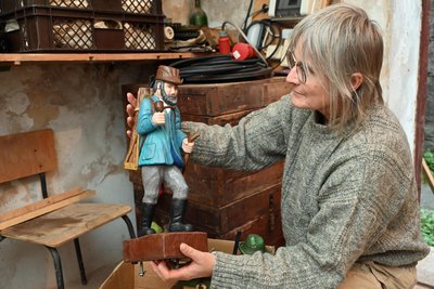 Claudia Richter mit dem Holzsammler der Pyramide.