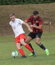 Der Zwickauer Mohammad Rahimi (r.) - hier im Zweikampf mit dem Lößnitzer David Hildebrandt - und seine Teamkameraden vom ESV Lok wollen sich am Samstag von Wermsdorf nicht abkochen lassen. 