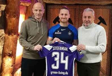 Im Bild: Sportgeschäftsführer Matthias Heidrich, Marvin Stefaniak, Trainer Pavel Dotchev (v.l.) vom FCE.
