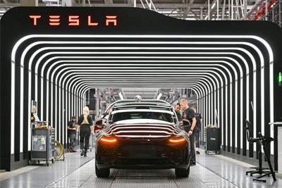 Grünheide (Brandenburg): Die Endkontrolle bei der Produktion des Tesla Model Y in der Gigafactory. Der Krankenstand war in dem Werk zuletzt auffällig hoch.