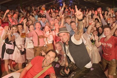 Als „Stadlrogga“ sorgten die Musiker von Mr. Feelgood beim Oktoberfest in Kirchberg für ordentlich Stimmung.