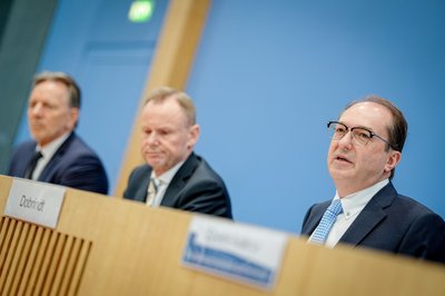Vorsitzender der Innenministerkonferenz von Bund und Ländern ist aktuell Hamburgs Innensenator, Andy Grote (M). (Archivbild)