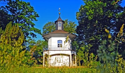 Das Teehaus im Schlosspark - manch einer wünscht es sich als Teil eines gastronomischen Angebotes, aber es bleibt ein grünes Klassenzimmer. 