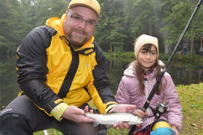 Amelie Frey hat ihren ersten Fisch gefangen, Dirk Franke vom Verein stand ihr dabei fachmännisch zur Seite.