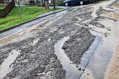 So sieht die Dorfstraße nach Starkregen aus, wenn der Klaffenbacher Bach die Wassermassen nicht halten kann. 