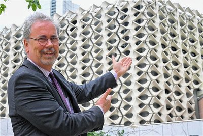 Von der Architektur der Stadthalle fasziniert: Gunnar Bertram, der mit einer Architektin verheiratet ist.