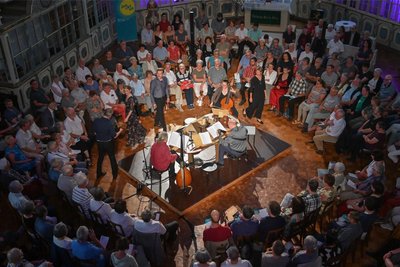 Publikum auf allen Seiten: Die Lautten Compagney Berlin und das Gesangsquartett Capella Angelica musizierten in Grünstädtel gemäß historischem Vorbild am Runden Tisch.