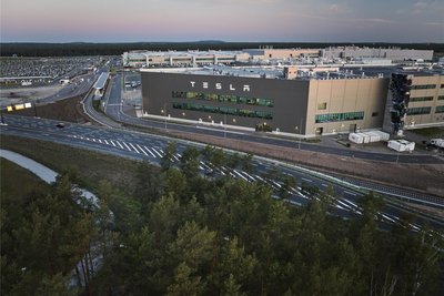 Rund 12.000 Menschen arbeiten bei Tesla in Grünheide.