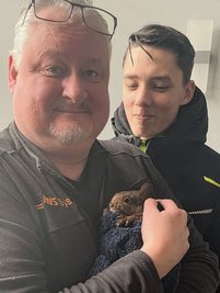 Aufregung im Hause Petzoldt. IWS Crane-System-Geschäftsführer Heiko Petzoldt mit dem Wildfang, der ruckzuck auch das Herz von Sohn Wotan erobert hatte. Wenig später ging's zurück in die Freiheit. 