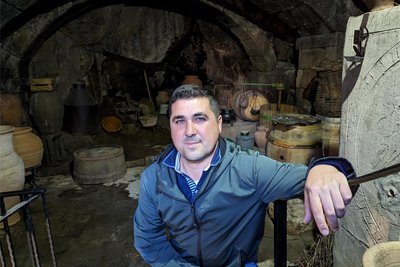 Reiseführer rühmen an Fermoselle vor allem die schönen Ausblicke. Mindestens genauso spannend ist jedoch seine Unterwelt, wie man etwa bei einer Führung mit Rafael Faixo (Foto) erfährt. Etwa 1.200 Weinkeller – mehr, als das Dorf heute Einwohner zählt – sollen sich unter den Gebäuden verbergen. Die meisten wurden vor rund 500 Jahren aus dem Fels geschlagen. Alle werden über ein Kanalsystem mit Wasser versorgt und haben eine konstante Temperatur von 14 Grad. Heute dienen noch rund 200 Keller ihrem ursprünglichen Zweck, fast ausschließlich für den Hausgebrauch.