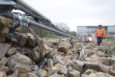 Nach wenigen Sekunden war alles vorbei. Bis Freitag soll die Wiese neben der ehemaligen Abdeckerei am Oelweg wieder frei sein von Steinen, Metallteilen, Mörtel und Staub. Das große Aufräumen übernimmt eine Firma aus Plauen.