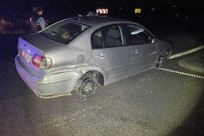 Der stark beschädigte VW.