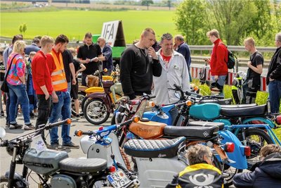 Spannende Entscheidungen standen bei der Simson Show and Shine-Bewertung an. Mit in der Jury waren unter anderem Vogtland-Landrat Thomas Hennig und Bundestagsvizechefin Yvonne Magwas.