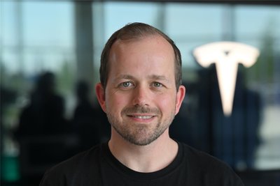 Auch Geschäftsführer André Thierig besuchte krankgemeldete Tesla-MItarbeiter daheim.