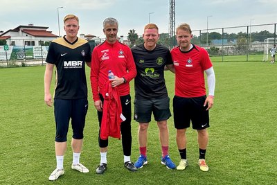 Nach dem Duell Betreuer gegen Fans: Von links Kevin Süß (Fortuna Plauen), Cheftrainer Jens Härtel, Dennis Herrmann (Torschütze, Fortuna Plauen) sowie Jan Hochscheidt (Trainer).