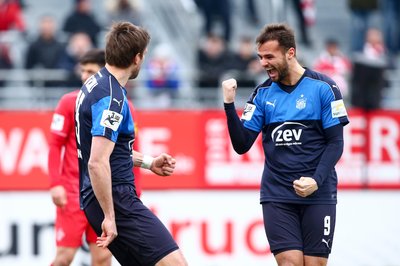 Torschütze Ronny König und Fabian Eisele bejubeln die Führung. Am Ende hieß es gegen Würzburg 1:1.