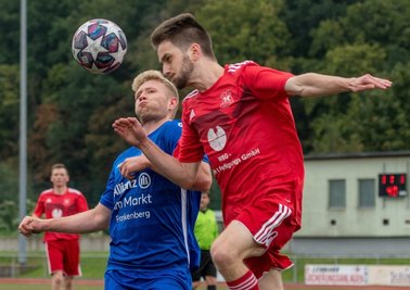 Nur selten auf Augenhöhe: Der Frankenberger Danny Koszellni (l.) trug sich mit einem Treffer in die Torschützenliste ein. Lukas Jaeckel und seine Rochlitzer Teamkollegen warten weiter auf den ersten Saisonsieg. 