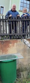 In dieses Wasserfass fällt kein Tier mehr: Silke und Peter Zimmermann, die Nachbarn der Petzoldts.