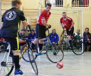 Zwölf Punkte aus vier Spielen: Vor heimischer Kulisse erwischten Philipp Vogel und Ronny Dornberger (hinten) vom SV Grün-Weiß Lippersdorf einen Traumstart in die neue Oberliga-Saison. 
