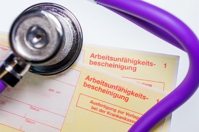 Der „gelbe Schein“ war einmal, inzwischen funktionieren Krankmeldungen elektronisch - was auch einen Teil dazu beitragen dürfte, dass der Krankenstand in Sachsen gestiegen ist.