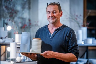 Wurde am Wochenende in Klaffenbach mit dem „Von Taube Preis“ ausgezeichnet: der Erfurter Porzellankünstler Stefan Mager. 1000 Euro sind das Preisgeld.