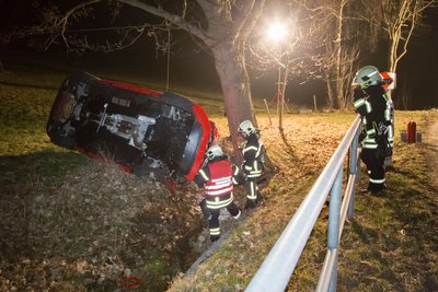 Die anwesende Feuerwehr sichert Unfallstelle und Auto.