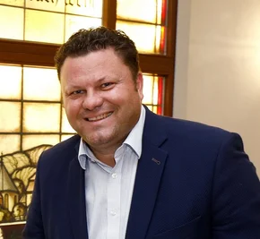 Amtsinhaber Lars Kluge (CDU) bleibt Bürgermeister von Hohenstein-Ernstthal.