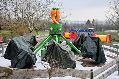Noch ist das Hasenkarussel eingepackt. Wenn es keine Minusgrade mehr gibt, kann die Attraktion angeworfen werden.