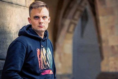Bereits 2008 ging Thomas Fuchs auf seinen ersten CSD. Kurz zuvor hatte er sich erstmals als schwul geoutet: "Ich habe erst Mutti Bescheid gesagt und bin dann auf die Party gegangen", sagt er und lacht.