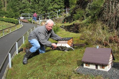 Alljährlich werden kurz vor Ostern die Miniaturnachbauten in der Heimatecke Waschleithe aufgebaut. Bernd Mager gehörte vor genau 65 Jahren zu den Gründungsmitgliedern des Vereins, der die Schauanlage betreibt.