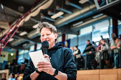 Susann Drechsel (hier bei der Siegerehrung im vergangenen Jahr) ist Geschäftsstellenleiterin des Niners e.V. und hat bei der Organisation des Noah-Berge-Cups den Hut auf.