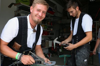Andenken ans Jubiläumsfest aus Schiefer stellten Dachdecker Rudi Seiler (links) und Azubi Johann Klaubert vom Rößnitzer Dachdeckerbetrieb Bromnitz her.