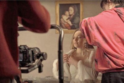 Rasch die Haare richten, etwas neues Make-up. Celine am Set ihres Musikvideos "Emotion", bereit für einen weiteren Durchgang. 