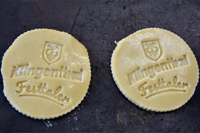 Die Festtaler für das Klingenthaler Stadtfest - hier vor dem Backen - werden für einen guten Zweck verkauft.