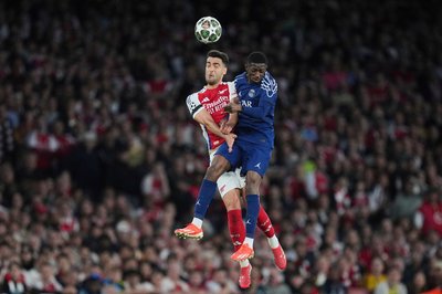 Treffen am Samstag erneut aufeinander: Arsenals Mikel Merino und Ousmane Dembele (r) von PSG. (Archivbild)