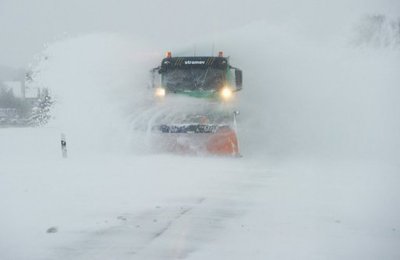 Schneefälle und Eisregen sorgen vor allem im Westen und Norden Deutschlands für massive Störungen im Bahn- und Flugverkehr. Nach Angaben des Deutschen Wetterdienstes werden in mehreren Regionen der Republik unwetterartige Schneefälle erwartet.
