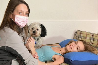 Regelmäßig dehnt und massiert Ergotherapeutin Sandra Stephan (l.) die Muskulatur von Sandra Hauptmann. Mühevoll kann sie danach ihre Arme etwas besser einsetzen. 