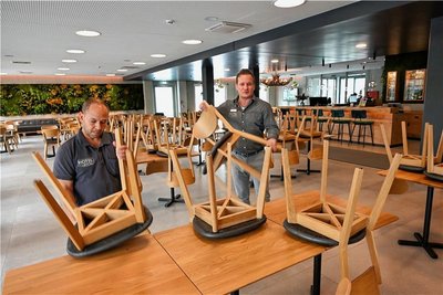 Hotel-Mitarbeiter Itani Mahmoud (links) und Adrian Habel bereiten das Restaurant für die Hotelgäste vor. 