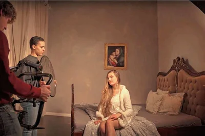 Beleuchtung klar, Kamera ab, die x-te. In jedem Kostüm musste Celine ihren Song viele Male singen. Das Video wurde dann aus vielen Einzelszenen zusammengesetzt. 