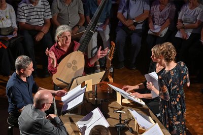 In sehr entspanntem Dialog moderierten die Musiker von Lautten Compagney und Capella Angelica das Konzert: Lautenist Hans-Werner Apel (Mitte) mit einer Theorbe, einer Laute mit mitschwingenden Bordunsaiten, vor dem Bauch.
