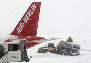 Am Düsseldorfer Flughafen können seit dem Vormittag zwar wieder Flugzeuge starten, der Flugbetrieb erfolgt aber nur über eine Start- und Landebahn. Daher müssen Passagiere auch im Laufe des Tages mit Flugausfällen und Verspätungen rechnen