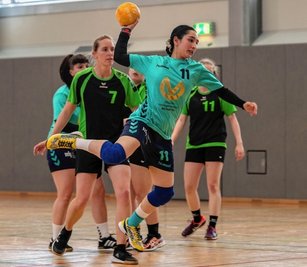Amrit Bola (M.) und die Peniger Handballerinnen freuen sich auf ihr Heimspiel am Samstag. Die Männer wollen den ersten Sieg. 