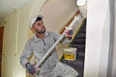Nach seiner Flucht nach Deutschland fand Serdar Sido über Zeitarbeit einen Job bei einer Malerfirma. Dort wurde er ausgebildete und hängte danach die Meisterlehre ran.