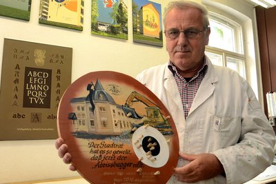 2016 fertigte der gelernte Schrift- und Plakatmaler Harald Neumann eine Schießscheibe zum Abriss des Schützenhauses: „Der Stadtrat hat es so gewollt, dass jetzt der Abrissbagger rollt.“