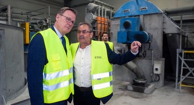 Koehler-Niederlassungsleiter Udo Hollbach (rechts) erläuterte Thüringens Ministerpräsidenten Bodo Ramelow die Feinheiten der Papierherstellung.