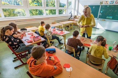 Uliiana Mocharska unterrichtet die ukrainische Klasse an der Grundschule in Seiffen.