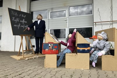 An der ehemaligen Schule, die 1982 geschlossen wurde und in der heute eine Firma ist, zeigen die Puppen die Vergangenheit.