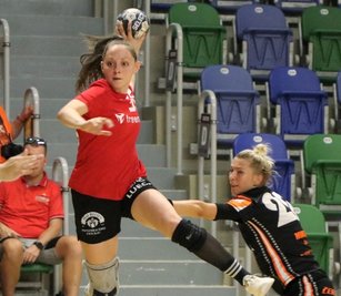 Rebeka Ertl (am Ball) soll beim BSV Sachsen Zwickau ihre Qualitäten in der Vorbereitung nicht nur auf der Platte zeigen. 